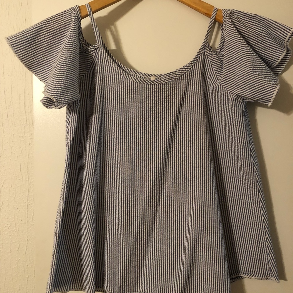 Super cute cold shoulder stripped top!!